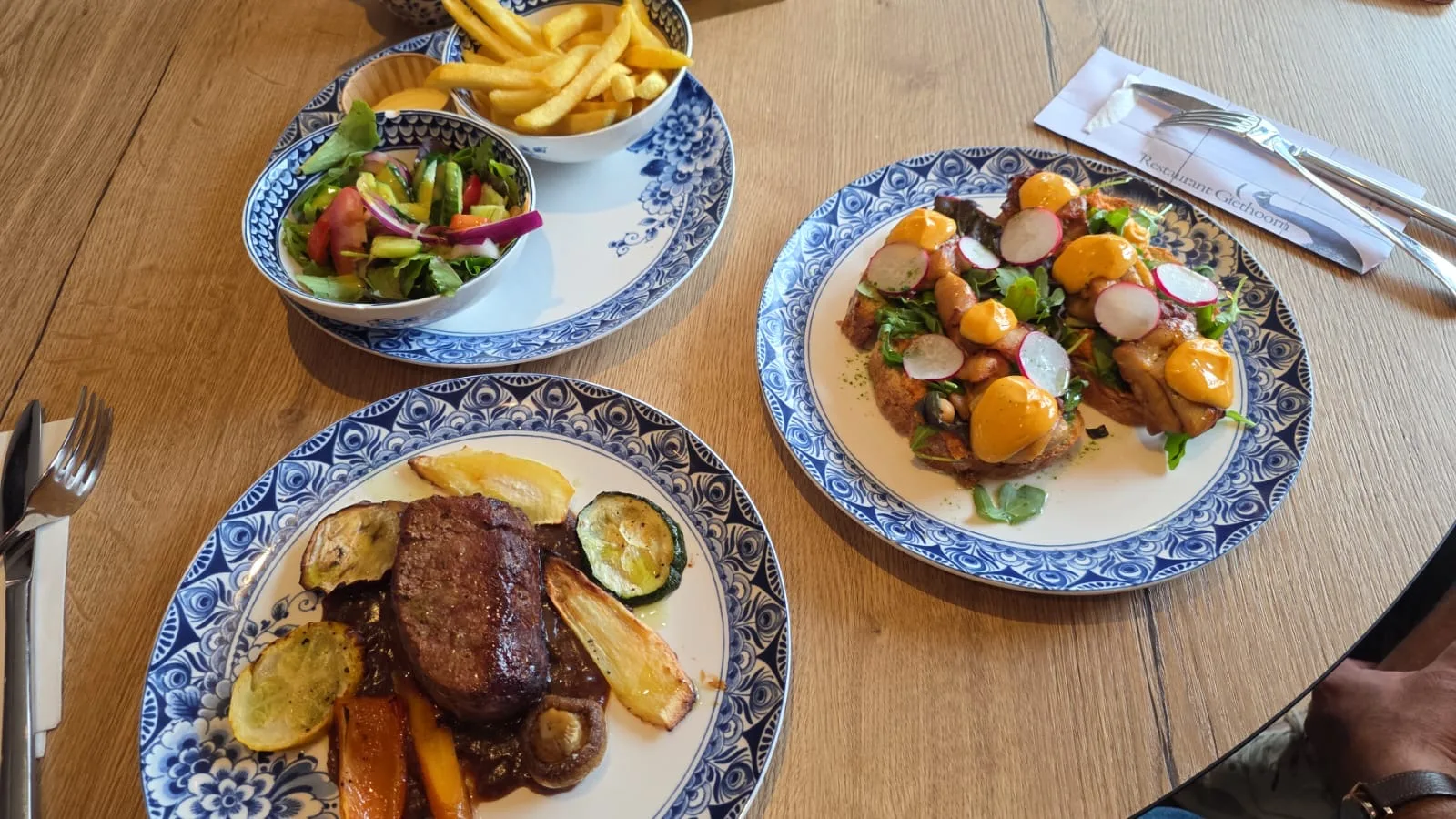 Diner met biefstuk, friet en vis op Heinen Delftsblauw borden