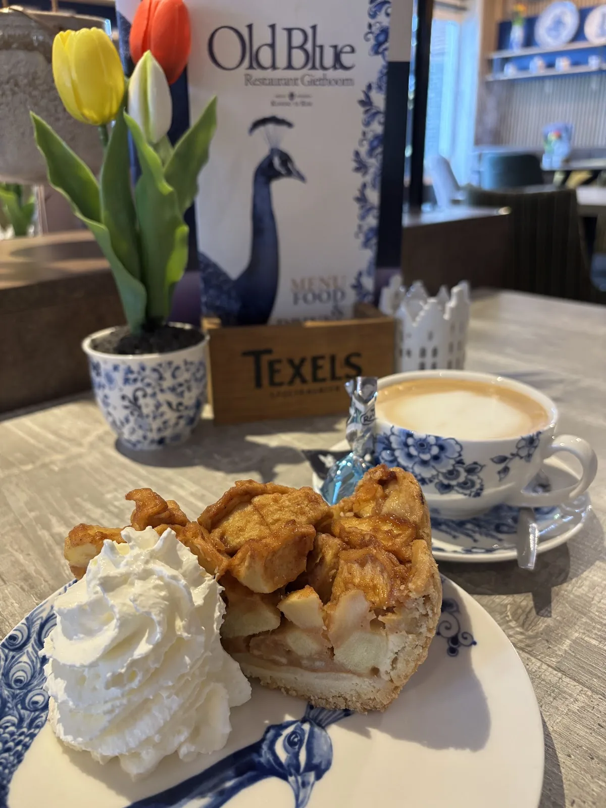 Nederlandse appeltaart met slagroom en cappuccino in Heinen Delftsblauw servies